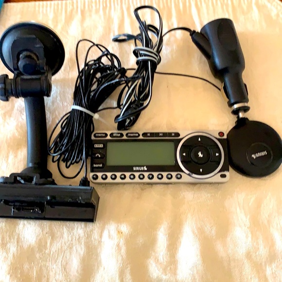 Radio w/Swivel Suction Cup /plug in charger - Picture 2 of 11